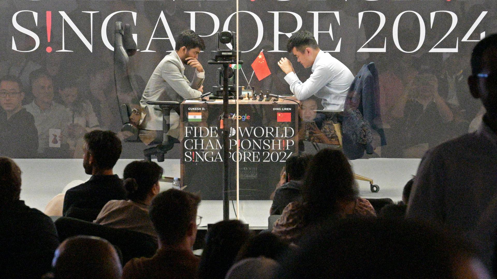 Ding Liren (r) spielt gegen Dommaraju Gukesh bei der Schach-WM. 