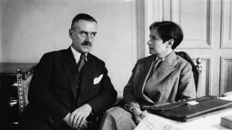 Thomas Mann and seine Frau Katia in einem Hotelzimmer im Dezember 1929.