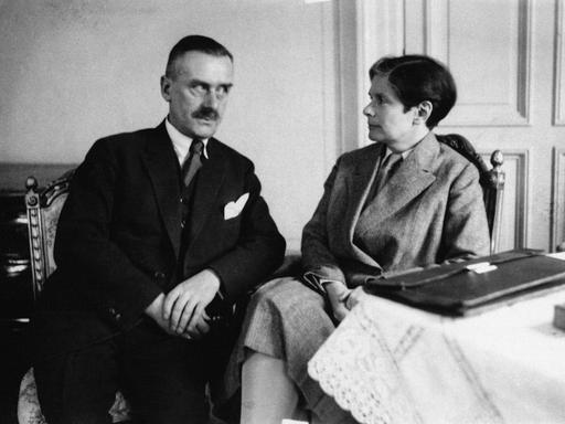 Thomas Mann and seine Frau Katia in einem Hotelzimmer im Dezember 1929.