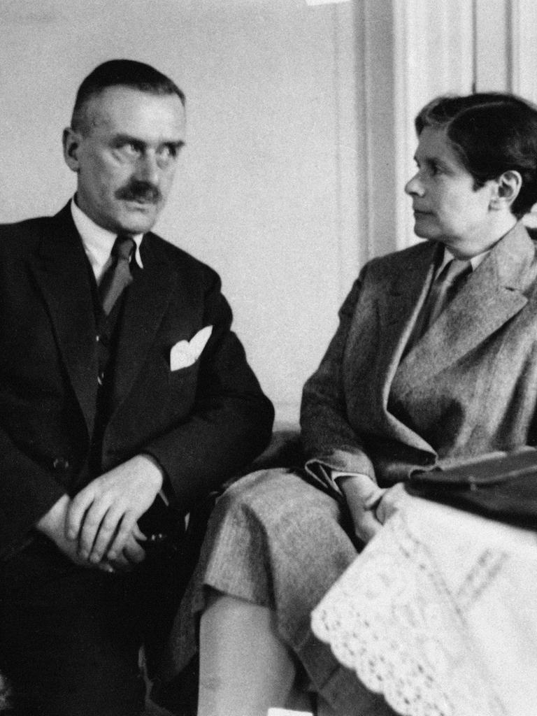 Thomas Mann and seine Frau Katia in einem Hotelzimmer im Dezember 1929.