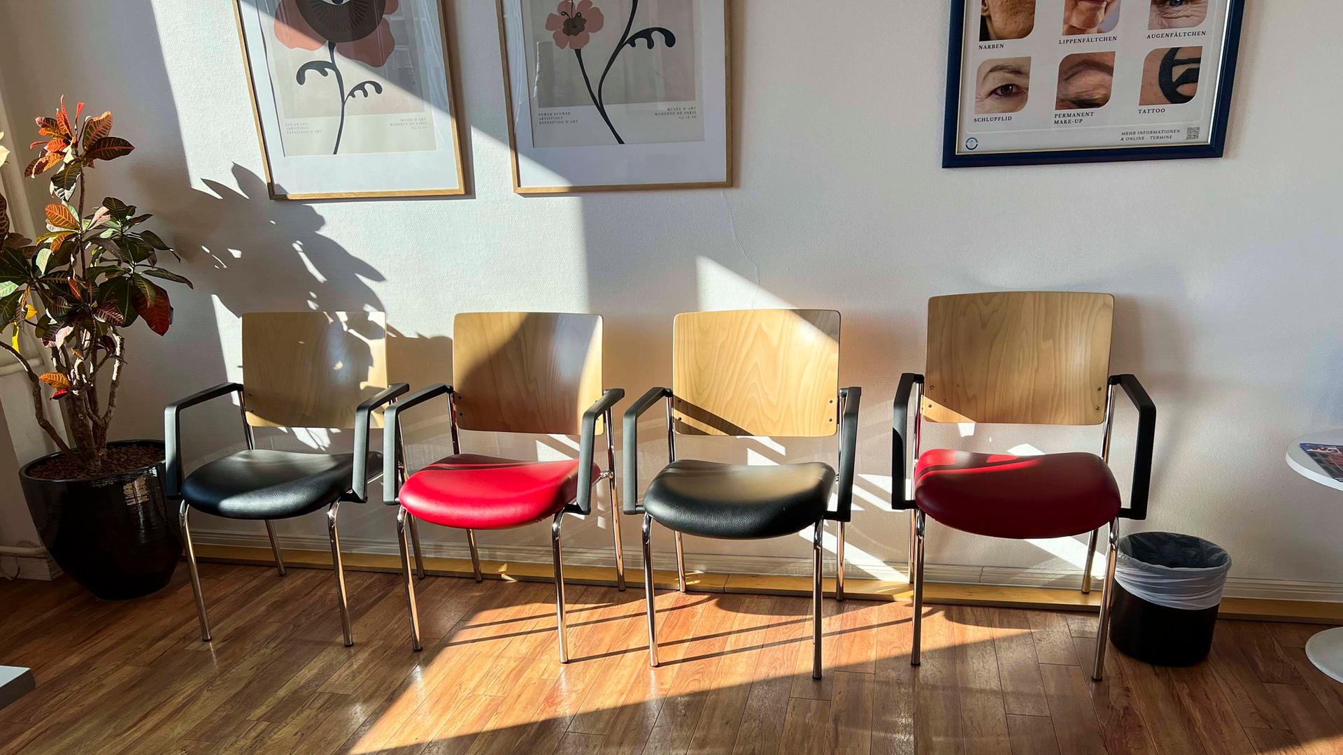 Leere Stühle in einem lichtdurchfluteten Wartezimmer einer Arztpraxis