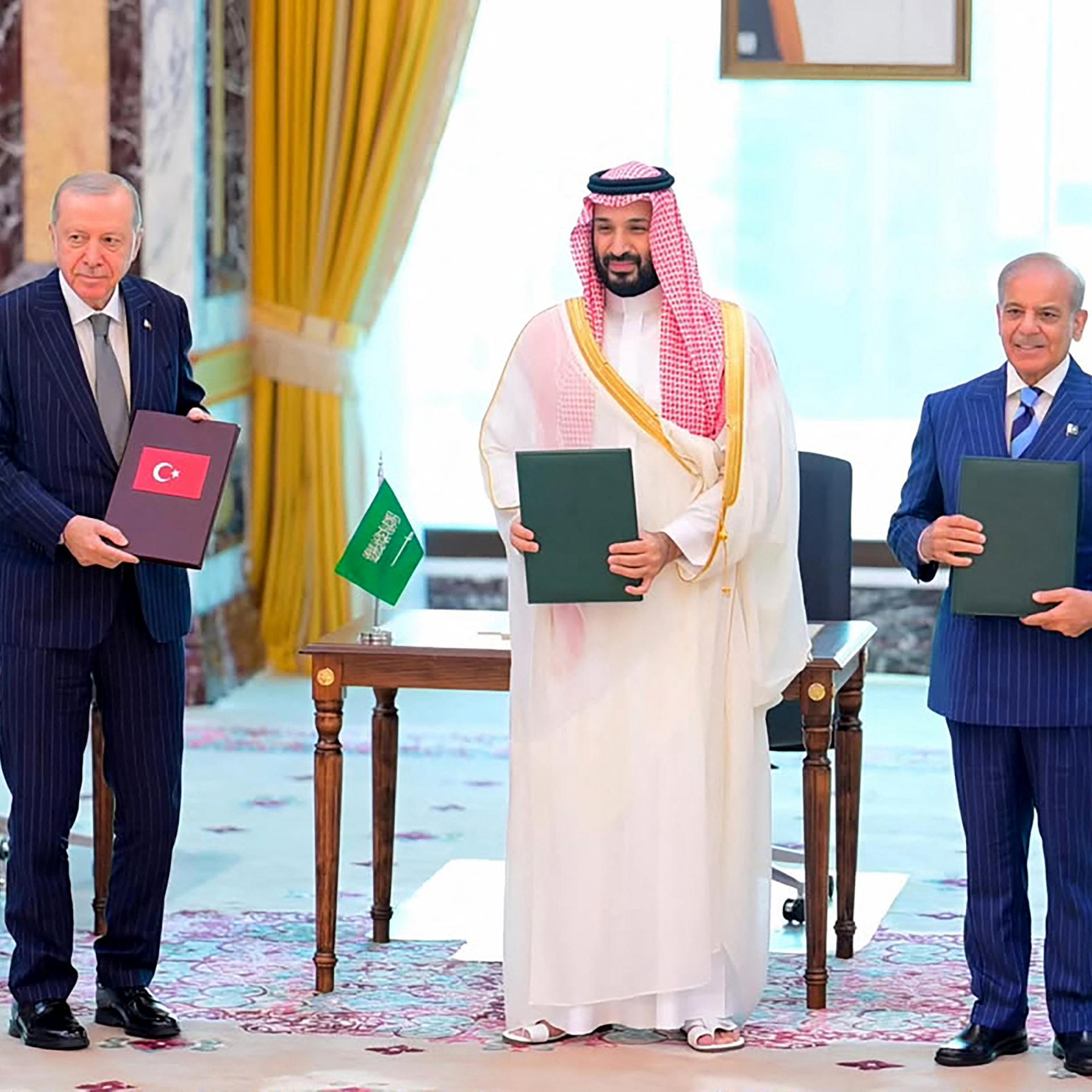 Mohammed bin Salman, Recep Tayyip Erdoğan und Shehbaz Sharif stehen nebeneinander und präsentieren das schlossen den sogenannten "Mekka-Verteidigungspakt" (Photo by Handout / Pakistan Prime Minister's Office / AFP) / RESTRICTED TO EDITORIAL USE - MANDATORY CREDIT "AFP PHOTO /Pakistan Prime Minister's Office/ HANDOUT /  " - NO MARKETING NO ADVERTISING CAMPAIGNS - DISTRIBUTED AS A SERVICE TO CLIENTS