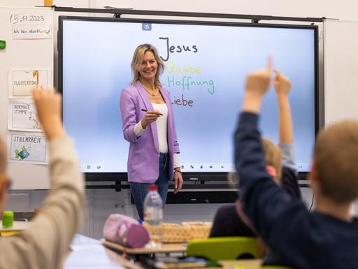 Eine Religionslehrerin während des Religionsunterrichts in einer Grundschule in Osnabrück.