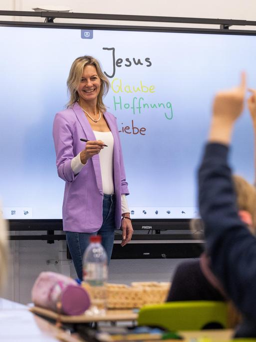 Eine Religionslehrerin während des Religionsunterrichts in einer Grundschule in Osnabrück.