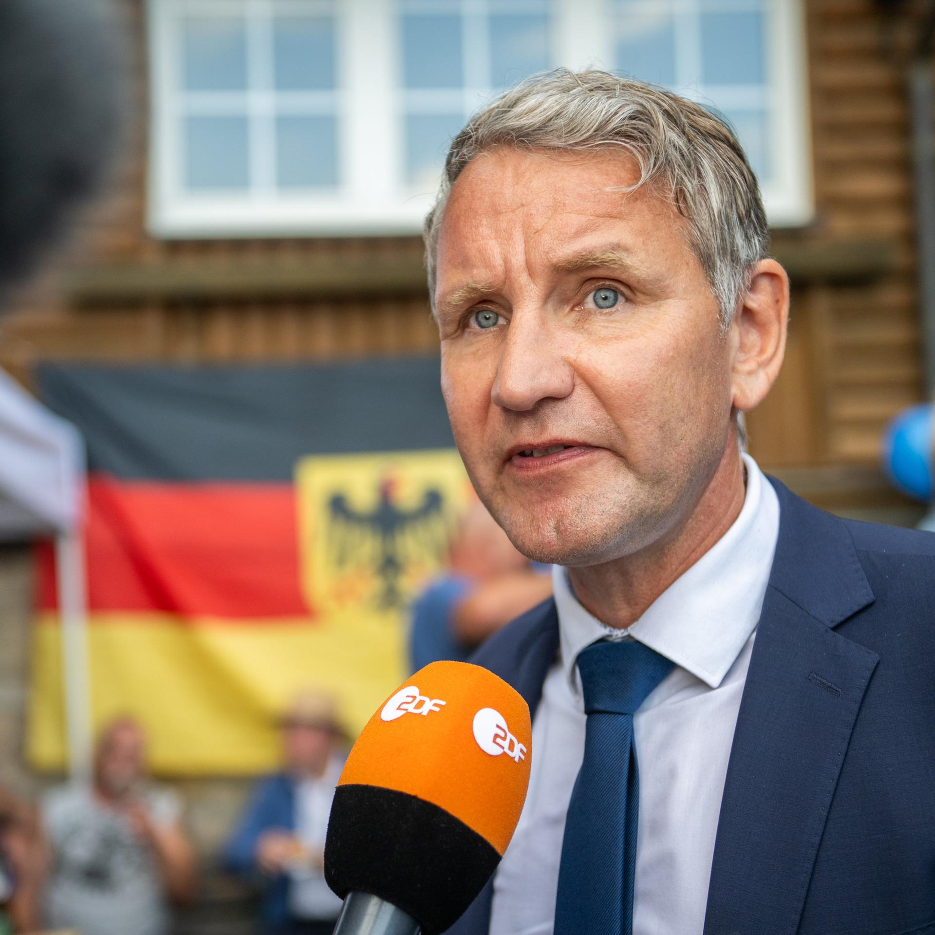 Björn Höcke, AfD-Spitzenkandidat für die Landtagswahl in Thüringen 2024 spricht am 25. Juni 2023 in ein ZDF-Mikrofon
