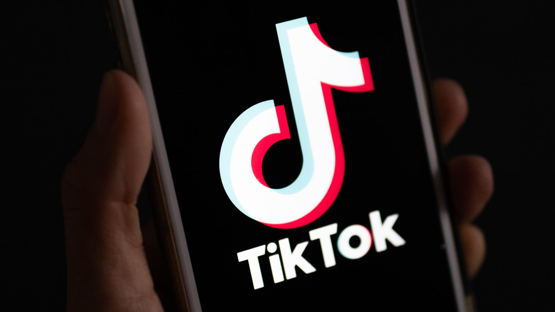 Auf einem Smartphone wird das Logo der Video-Plattform Tiktok angezeigt.