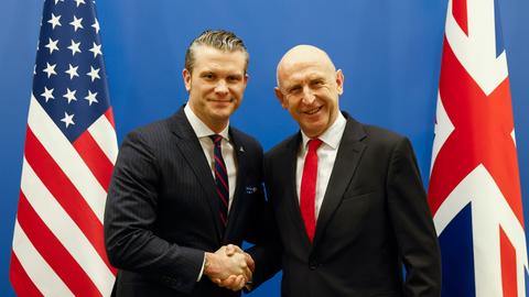 US-Verteidigungsminister Pete Hegseth (l) schüttelt dem britischen Verteidigungsminister John Healey vor einem bilateralen Treffen am Rande eines Treffens der NATO-Verteidigungsminister im NATO-Hauptquartier in Brüssel die Hand. 