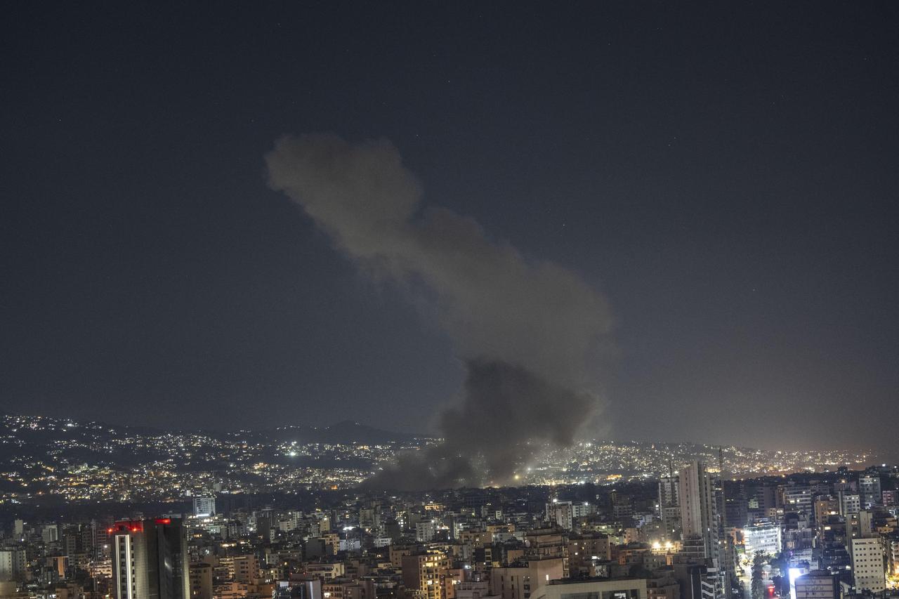 Nachtpanorama des Beiruter Viertels Dahieh: In der Skyline steigt eine Rauchsäule auf.