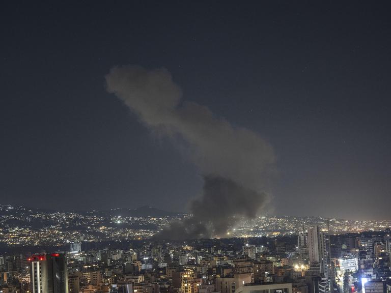 Nachtpanorama des Beiruter Viertels Dahieh: In der Skyline steigt eine Rauchsäule auf.