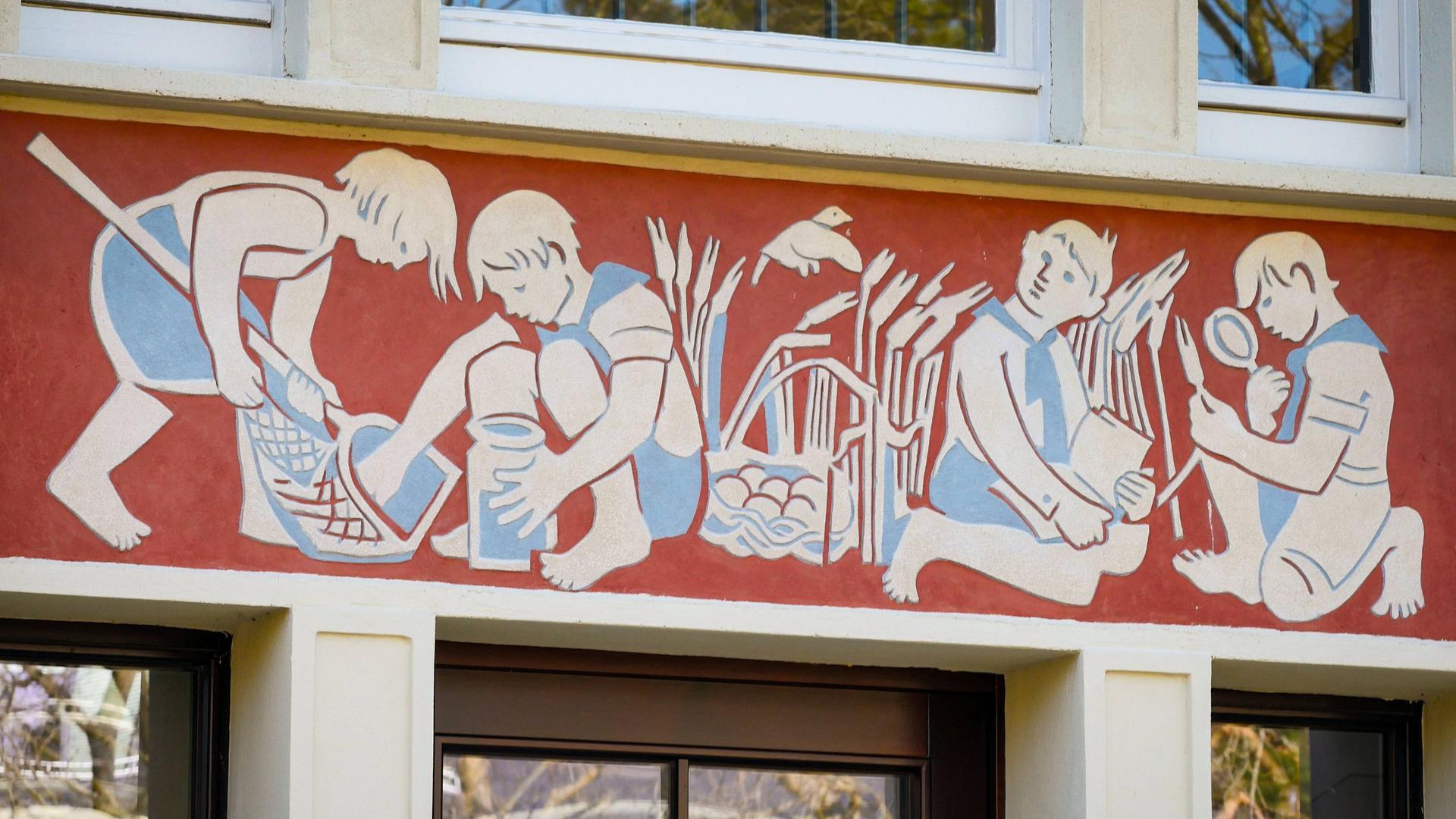 Wandmosaik zeigt Kinder im Schulgarten an einer Fassade des ehemaligen DDR Kinderheims A.S. Makarenko in Berlin Treptow.