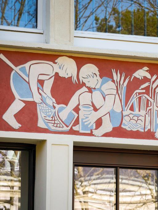 Wandmosaik zeigt Kinder im Schulgarten an einer Fassade des ehemaligen DDR Kinderheims A.S. Makarenko in Berlin Treptow.