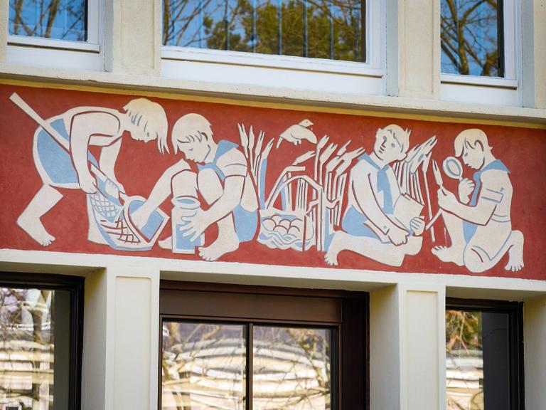 Wandmosaik zeigt Kinder im Schulgarten an einer Fassade des ehemaligen DDR Kinderheims A.S. Makarenko in Berlin Treptow.