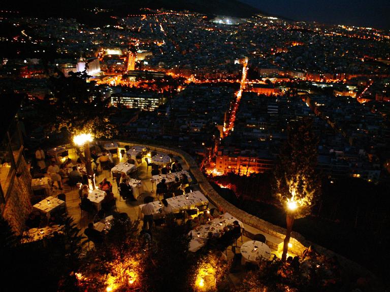 Ausblick auf das nächtliche Athen vom Stadtberg Lykabettus.