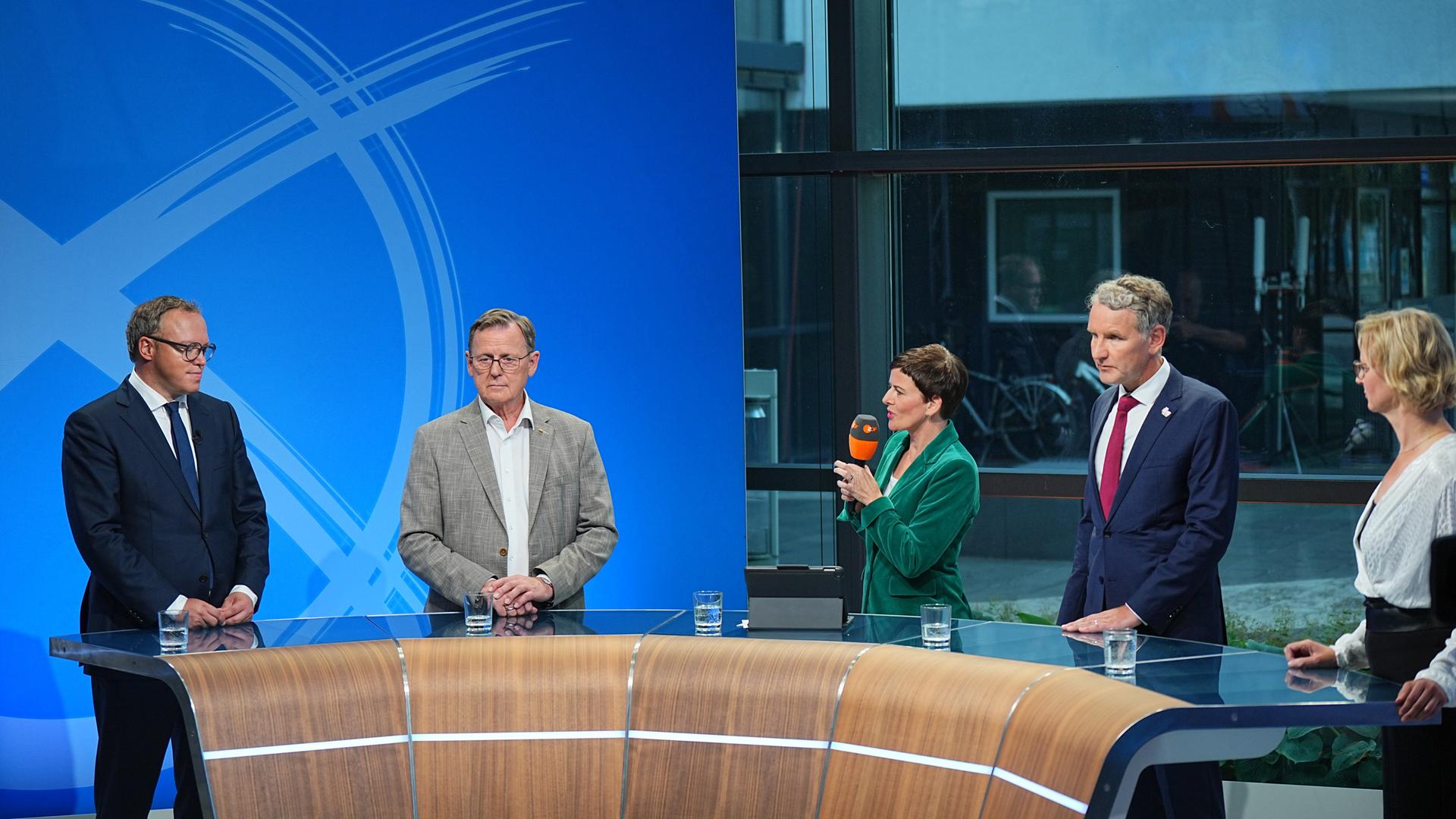 Mario Voigt (CDU) steht im ZDF-Fernsehstudio bei der Runde der Spitzenkandidaten neben Bodo Ramelow (Die Linke), der Moderatorin sowie Björn Höcke (AfD) und Katja Wolf, Spitzenkandidatin des Bündnis Sahra Wagenknecht (BSW).