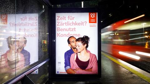 Eine Werbekampagne der Bundeszentrale für gesundheitliche Aufklärung (BZgA) zum Thema Kondome an einem Bahnhof in Köln.