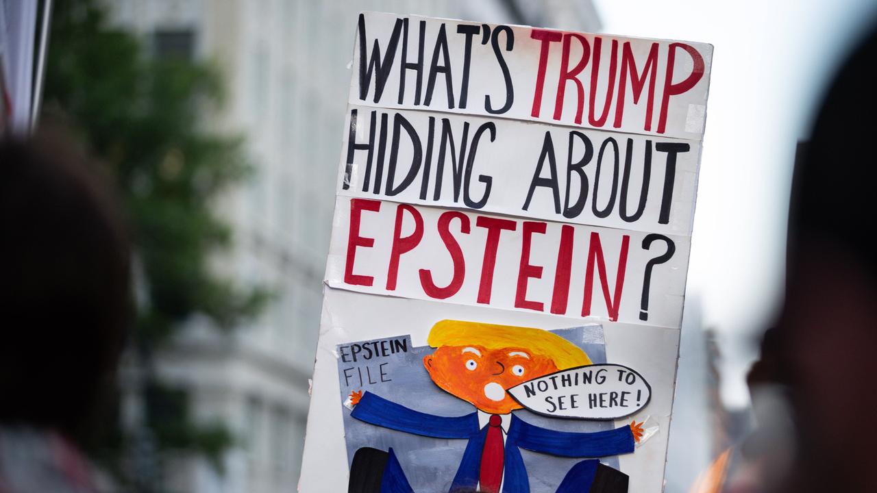 Ein Demonstrant hält am 17. Juli 2025 in Washington ein Schild mit der Aufschrift "What's Trump hiding about Epstein?": Was verheimlicht Trump über Epstein?