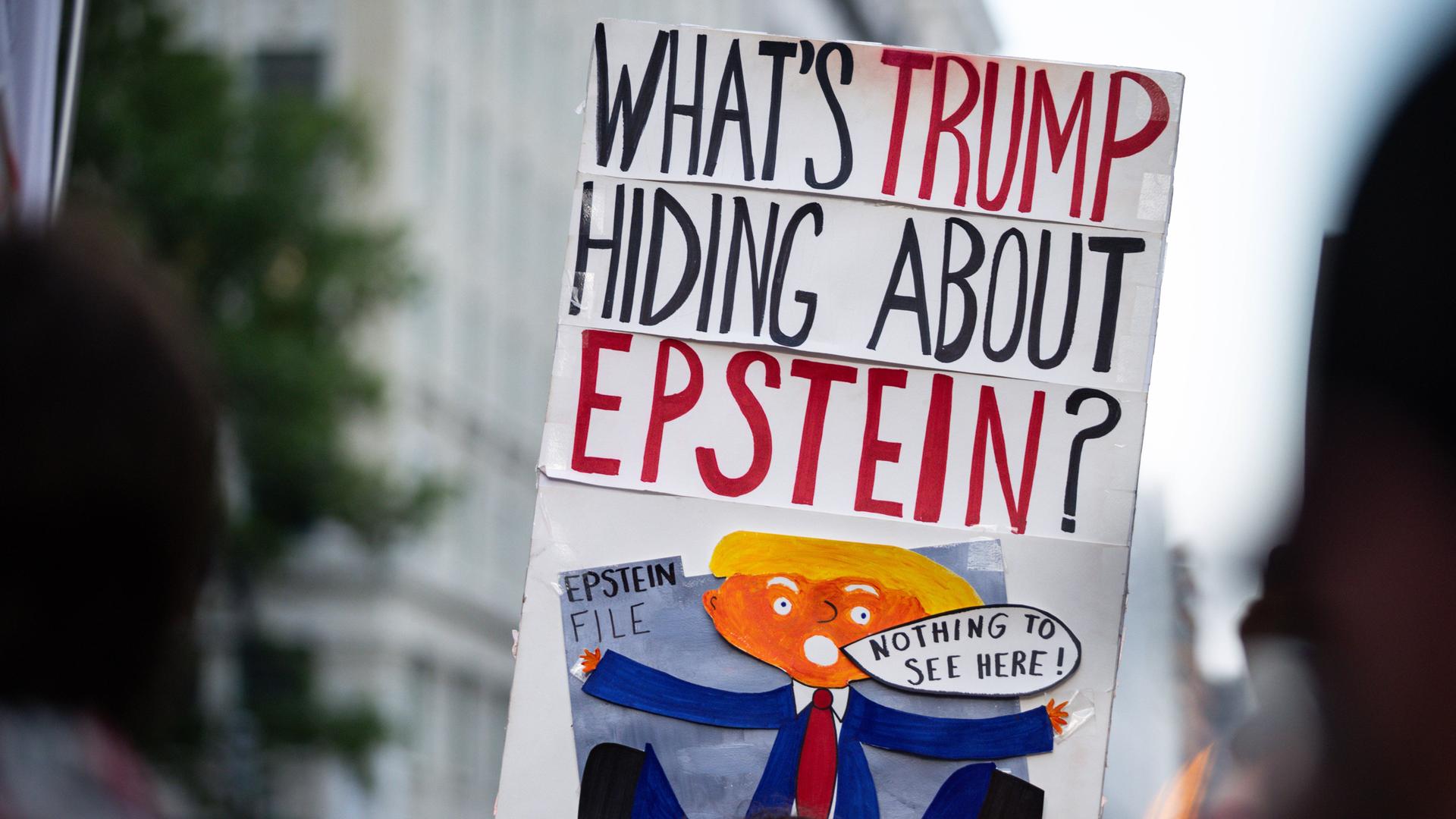 Ein Demonstrant hält am 17. Juli 2025 in Washington ein Schild mit der Aufschrift "What's Trump hiding about Epstein?": Was verheimlicht Trump über Epstein?