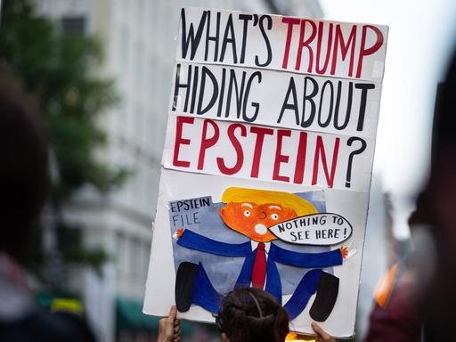 Ein Demonstrant hält am 17. Juli 2025 in Washington ein Schild mit der Aufschrift "What's Trump hiding about Epstein?": Was verheimlicht Trump über Epstein?