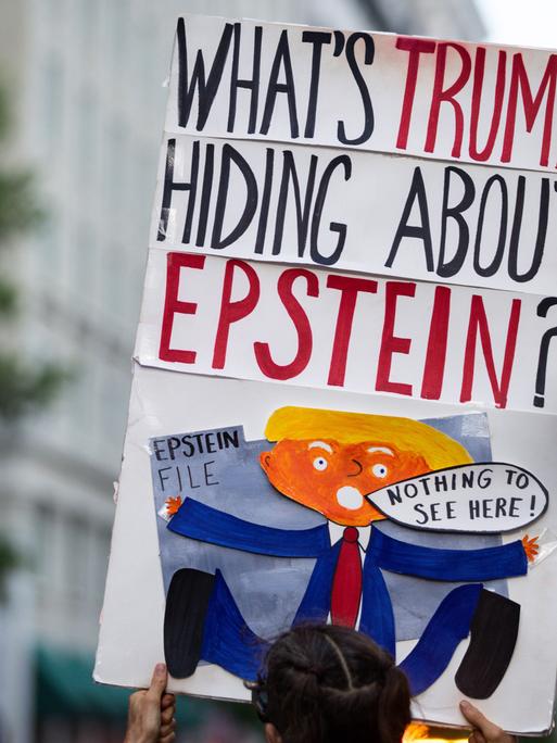 Ein Demonstrant hält am 17. Juli 2025 in Washington ein Schild mit der Aufschrift "What's Trump hiding about Epstein?": Was verheimlicht Trump über Epstein?