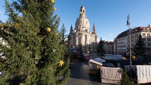 Geschlossene Buden des Historischen Weihnachtsmarktes stehen vor der Frauenkirche auf dem Neumarkt. 