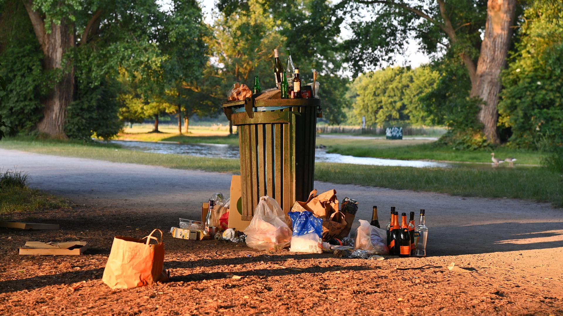 Eine volle Mülltonnen im Englischen Garten in München.