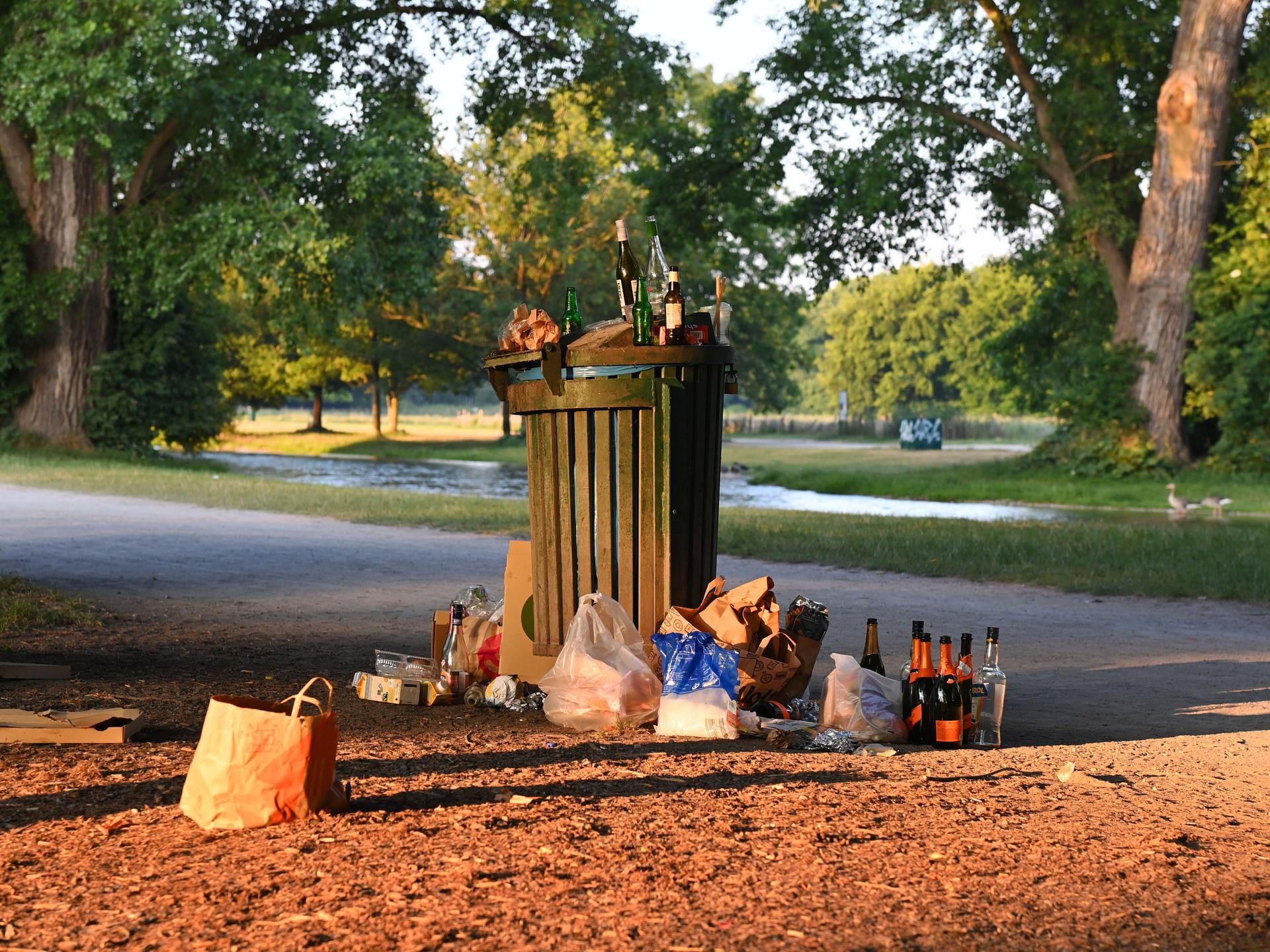 Eine volle Mülltonnen im Englischen Garten in München.