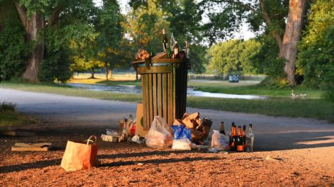 Eine volle Mülltonnen im Englischen Garten in München.