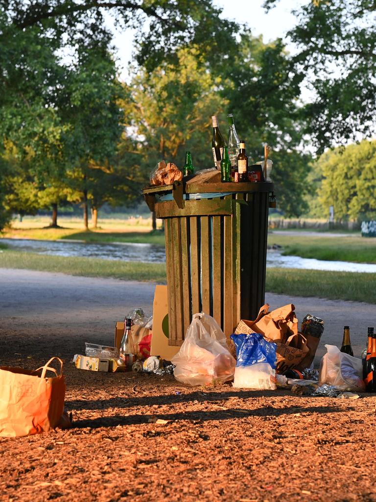 Eine volle Mülltonnen im Englischen Garten in München.