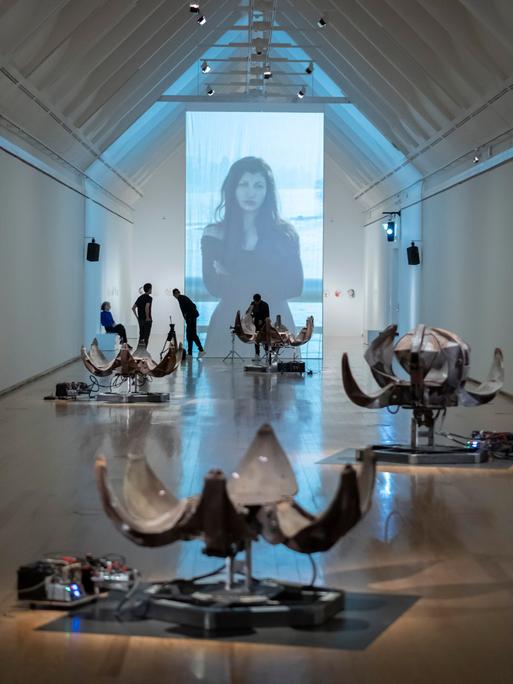 Metallblumen der Künstlerin Selma Selman sind in der Schirn in Frankfurt am Main zu sehen, im Hintergrund läuft eine audiovisuelle Installation der Bosnierin.