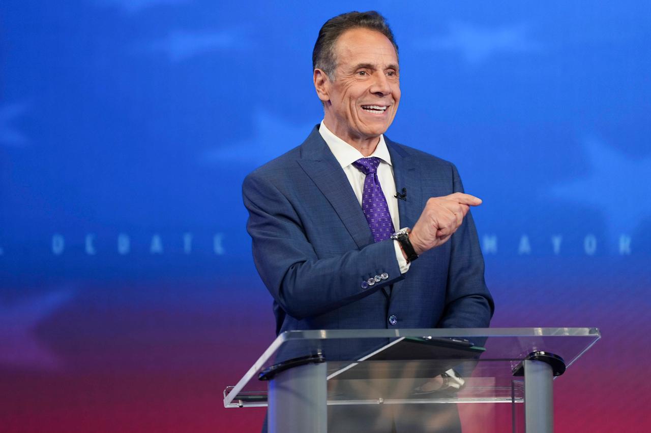 Andrew Cuomo steht einem Pult, redet und zeigt mit der Hand nach rechts  Andrew Cuomo steht einem Pult, redet und zeigt mit der Hand nach rechts