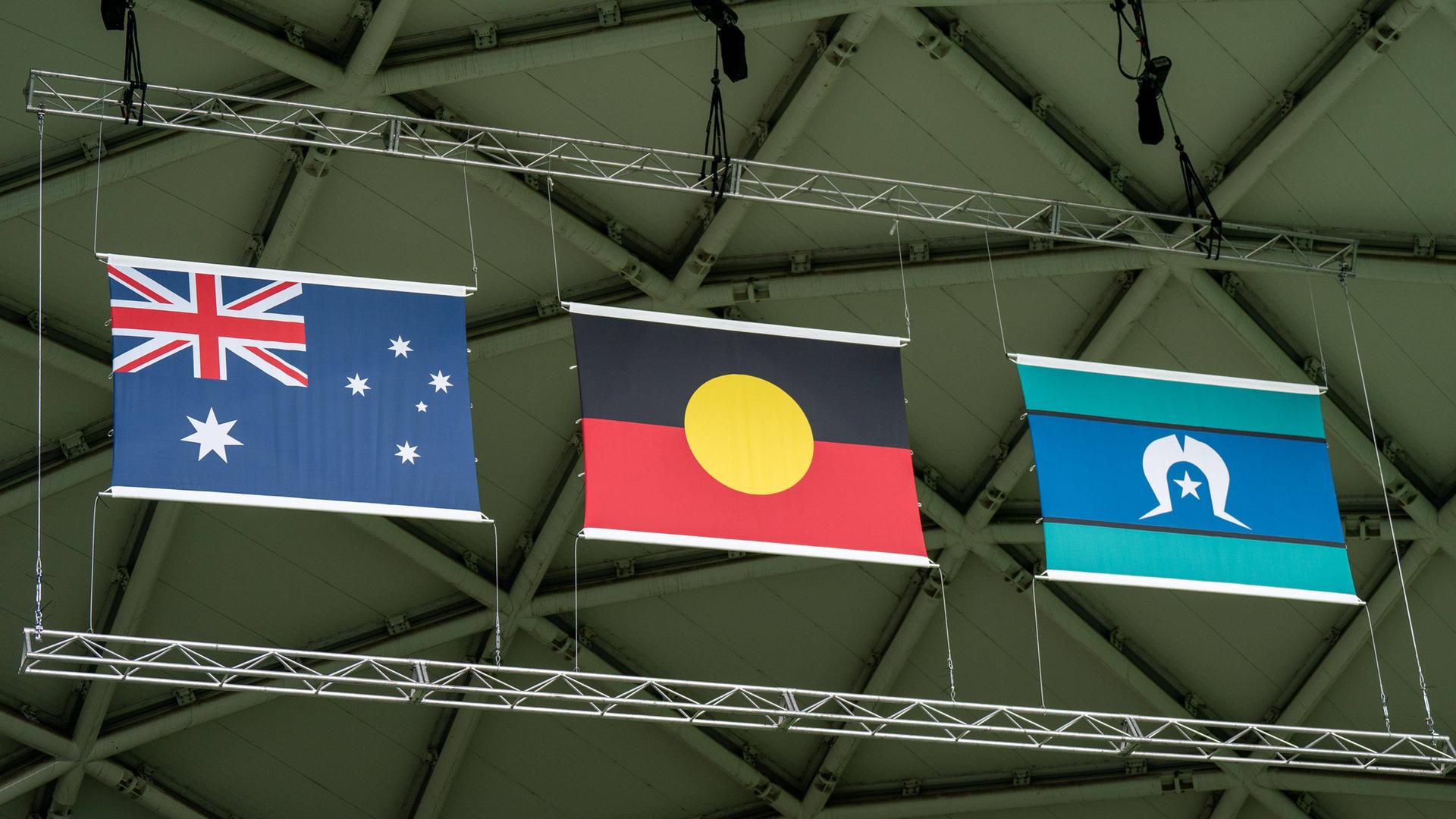 Die Nationalflagge Australiens wird bei der Eröffnungsfeier der FIFA-Frauen-Weltmeisterschaft an der Seite der Fahnen der Aborigines und Torres-Strait-Insulaner gezeigt.