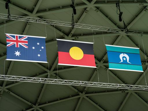Die Nationalflagge Australiens wird bei der Eröffnungsfeier der FIFA-Frauen-Weltmeisterschaft an der Seite der Fahnen der Aborigines und Torres-Strait-Insulaner gezeigt.
