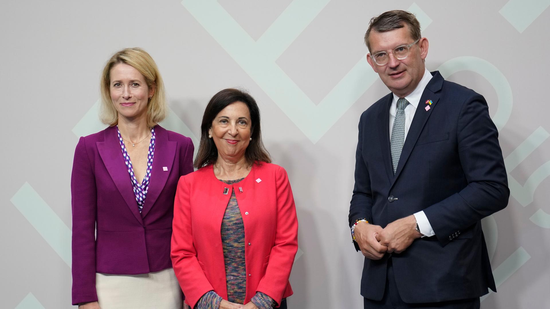 Kopenhagen: Die EU-Außenbeauftragte Kaja Kallas (l), der dänische Verteidigungsminister Troels Lund Poulsen und die spanische Verteidigungsministerin Margarita Robles (M) posieren vor dem informellen Treffen. Kopenhagen: Die EU-Außenbeauftragte Kaja Kallas (l), der dänische Verteidigungsminister Troels Lund Poulsen und die spanische Verteidigungsministerin Margarita Robles (M) posieren vor dem informellen Treffen.