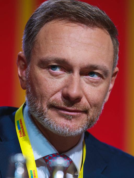 Christian Lindner auf dem Podium beim 74.  Bundesparteitag der FDP Deutschland in Berlin am 21.04.2023.