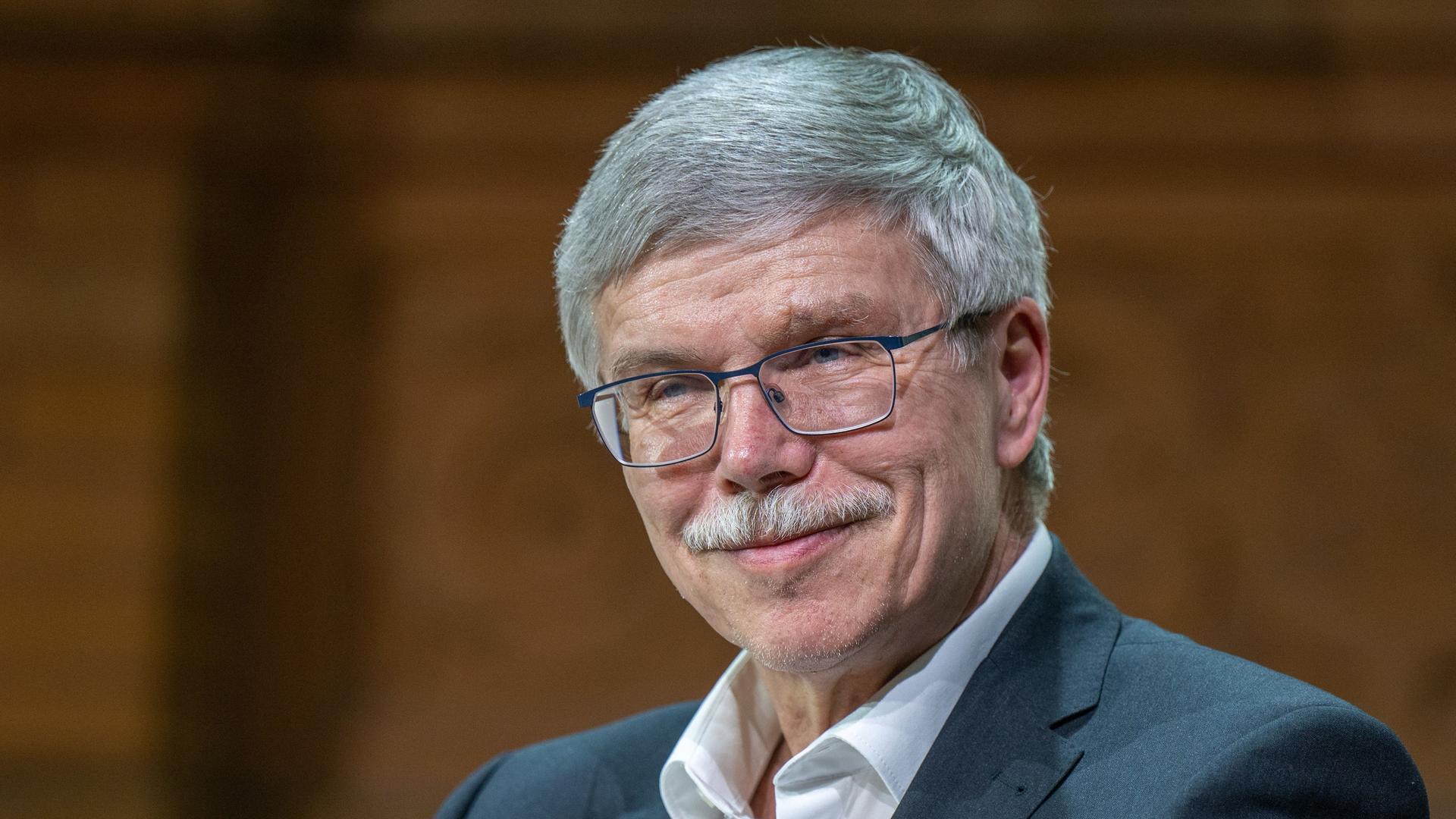 Berlin: Fußball: Verleihung der Sepp-Herberger-Awards, Deutsche Telekom, Hauptstadtrepräsentanz. Ralph-Uwe Schaffert, DFB-Vizepräsident, sitzt während der Preisverleihung auf der Bühne. Berlin: Fußball: Verleihung der Sepp-Herberger-Awards, Deutsche Telekom, Hauptstadtrepräsentanz. Ralph-Uwe Schaffert, DFB-Vizepräsident, sitzt während der Preisverleihung auf der Bühne.