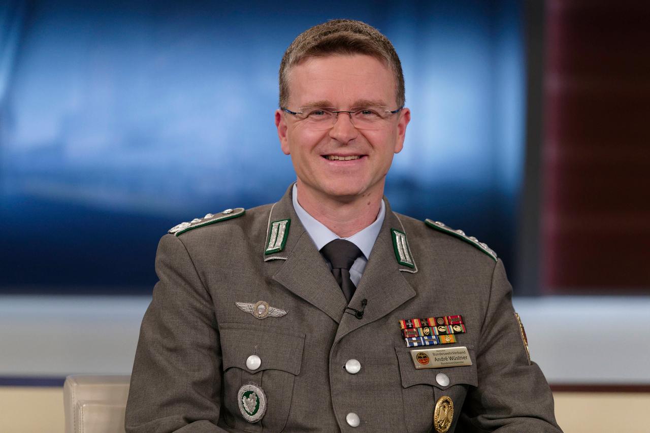 Andre Wüstner, Vorsitzender des Bundeswehrverbandes und Oberst, lächelt in die Kamera. Er trägt eine Uniform.