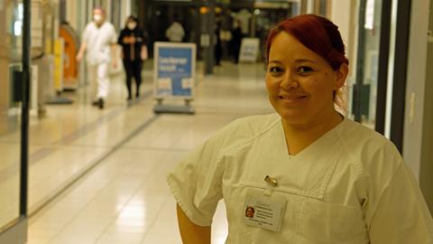 Krankenpflegerin Aranis posiert in der Charité in Berlin für ein Foto.