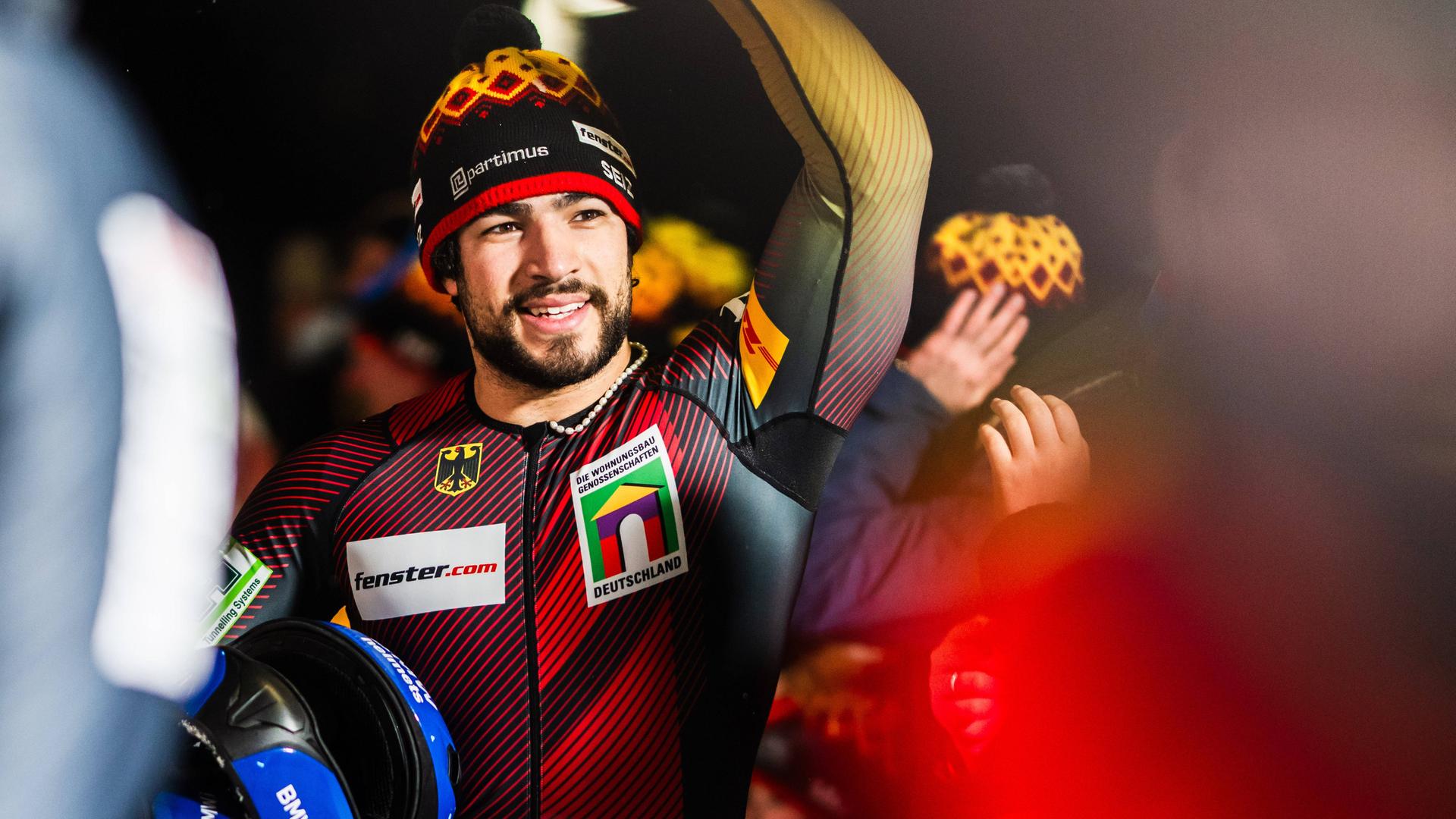 Der deutsche Bob-Pilot Adam Ammour jubelt.