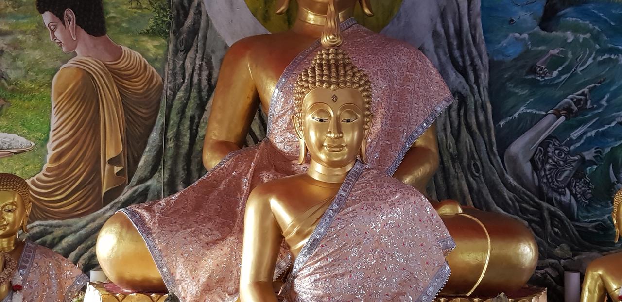Goldene Buddhafiguren im buddhistischen Tempel "Bhogal Buddha Vihar" in Delhi