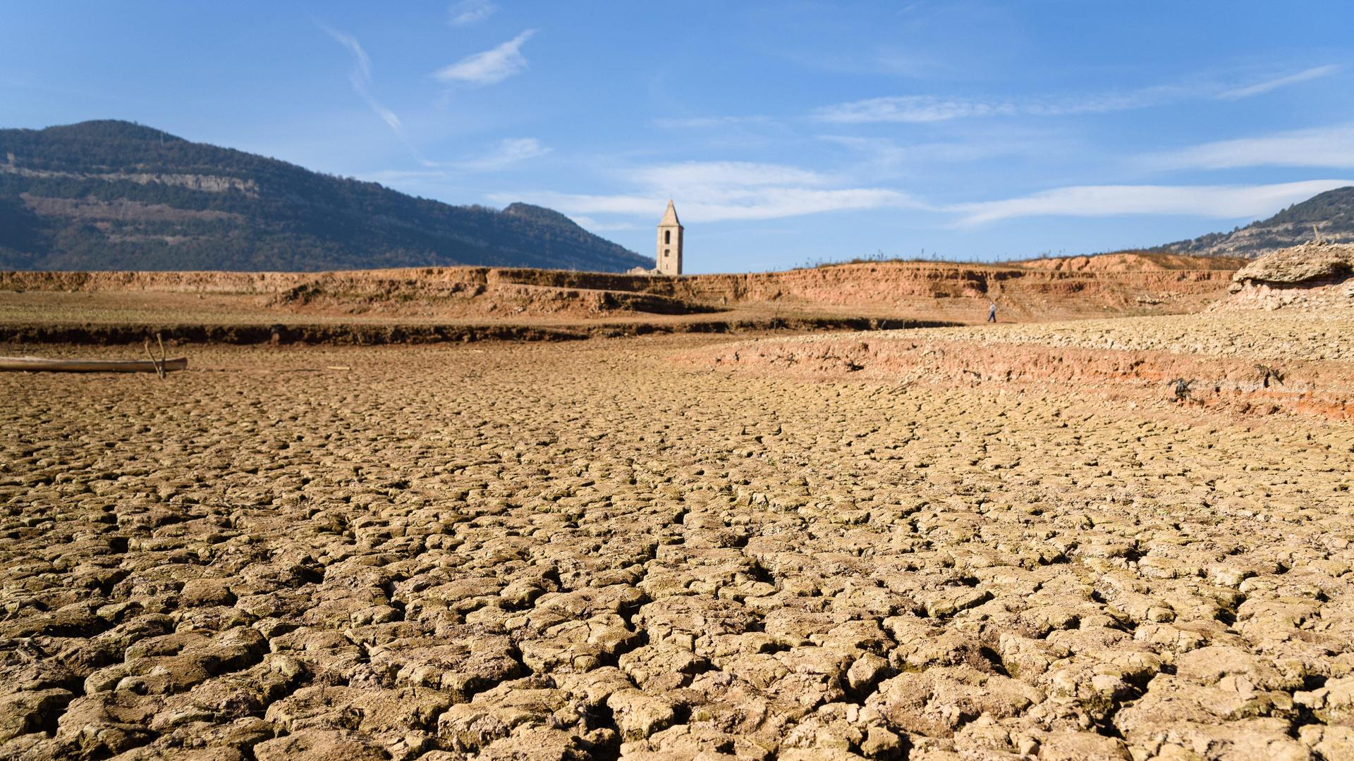 Der verbrannte, trockene Boden ist am Pantà de Sau in Katalonien zu sehen. Der Stausee stellt eine wesentliche Quelle der Wasserversorgung Kataloniens dar. 
