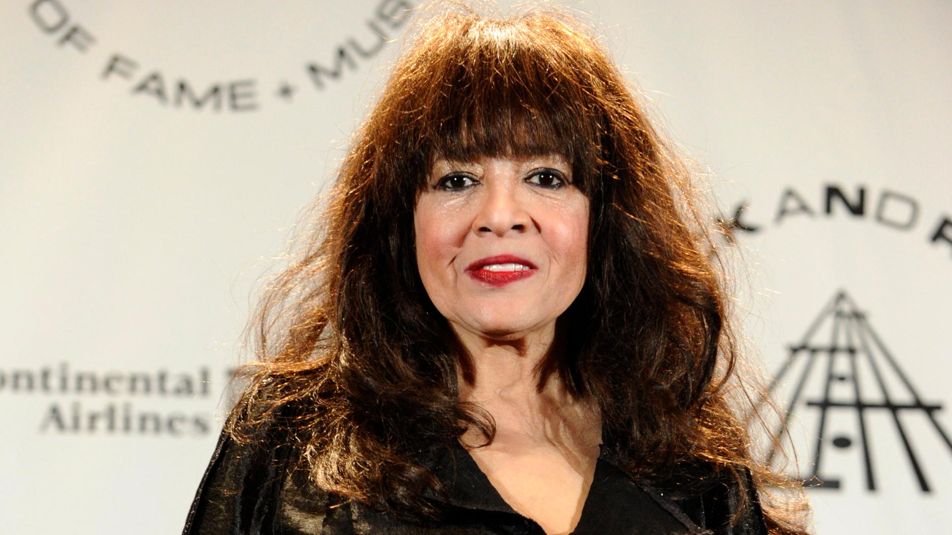 Die US-Sängerin Ronnie Spector im Pressezentrum der Rock and Roll Hall of Fame, New York, im März 2010. Die US-Sängerin Ronnie Spector im Pressezentrum der Rock and Roll Hall of Fame, New York, im März 2010.