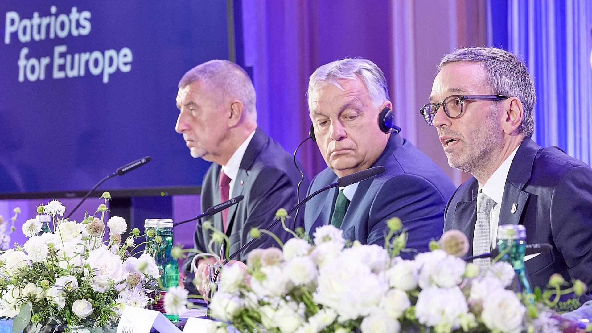 FPÖ-Chef Kickl, der ungarische Ministerpräsidenten Orban und der tschechische Ex-Premier Babis sitzen bei einer Pressekonferenz in Wien nebeneinander.