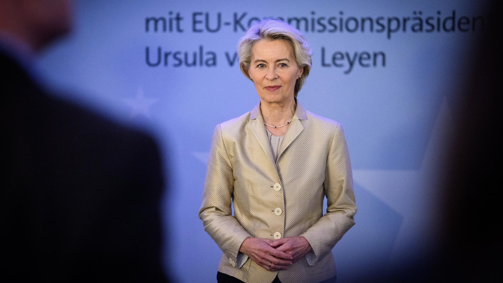 Ursula von der Leyen, Präsidentin der Europäischen Kommission, steht beim Spitzengespräch der Deutschen Wirtschaft im Haus des Deutschen Handwerks. 