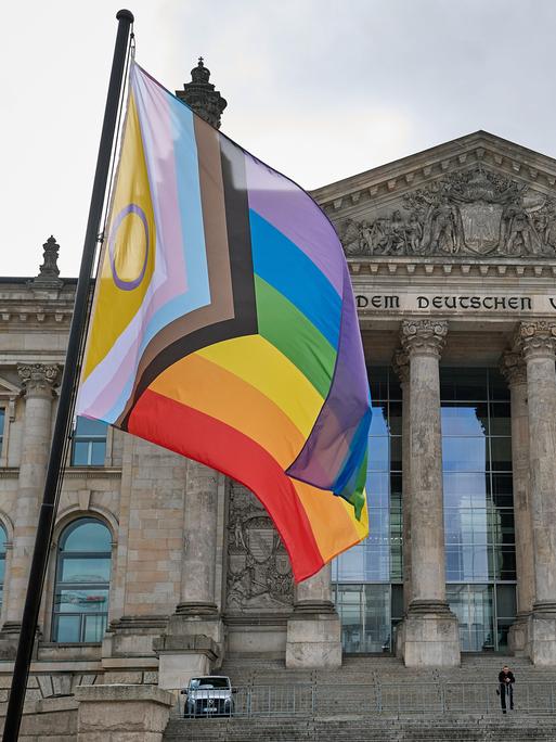 Eine Regenbogenflagge vor dem Reichstagsgebäude in Berlin, aufgenommen während einer öffentlichen Aktion Eine Regenbogenflagge vor dem Reichstagsgebäude in Berlin, aufgenommen während einer öffentlichen Aktion