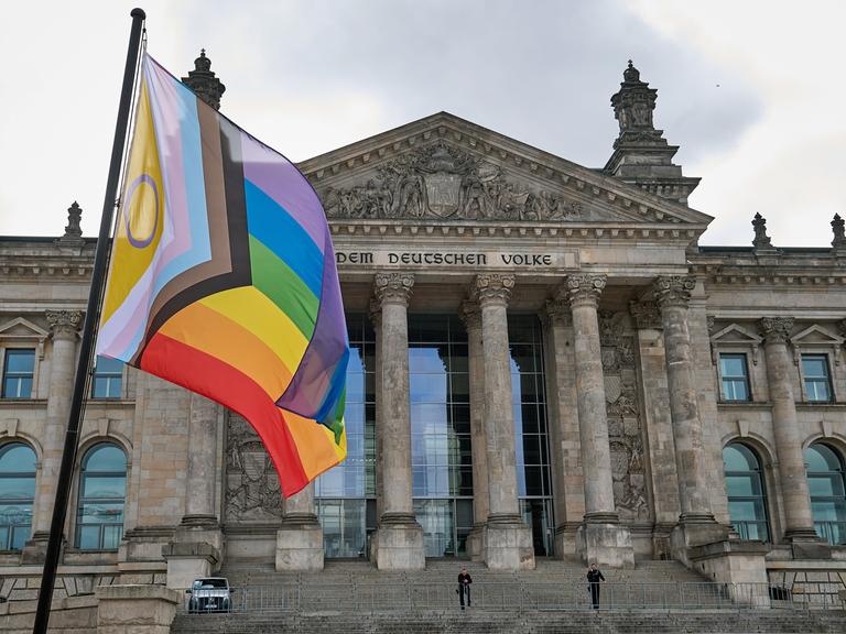 Eine Regenbogenflagge vor dem Reichstagsgebäude in Berlin, aufgenommen während einer öffentlichen Aktion Eine Regenbogenflagge vor dem Reichstagsgebäude in Berlin, aufgenommen während einer öffentlichen Aktion