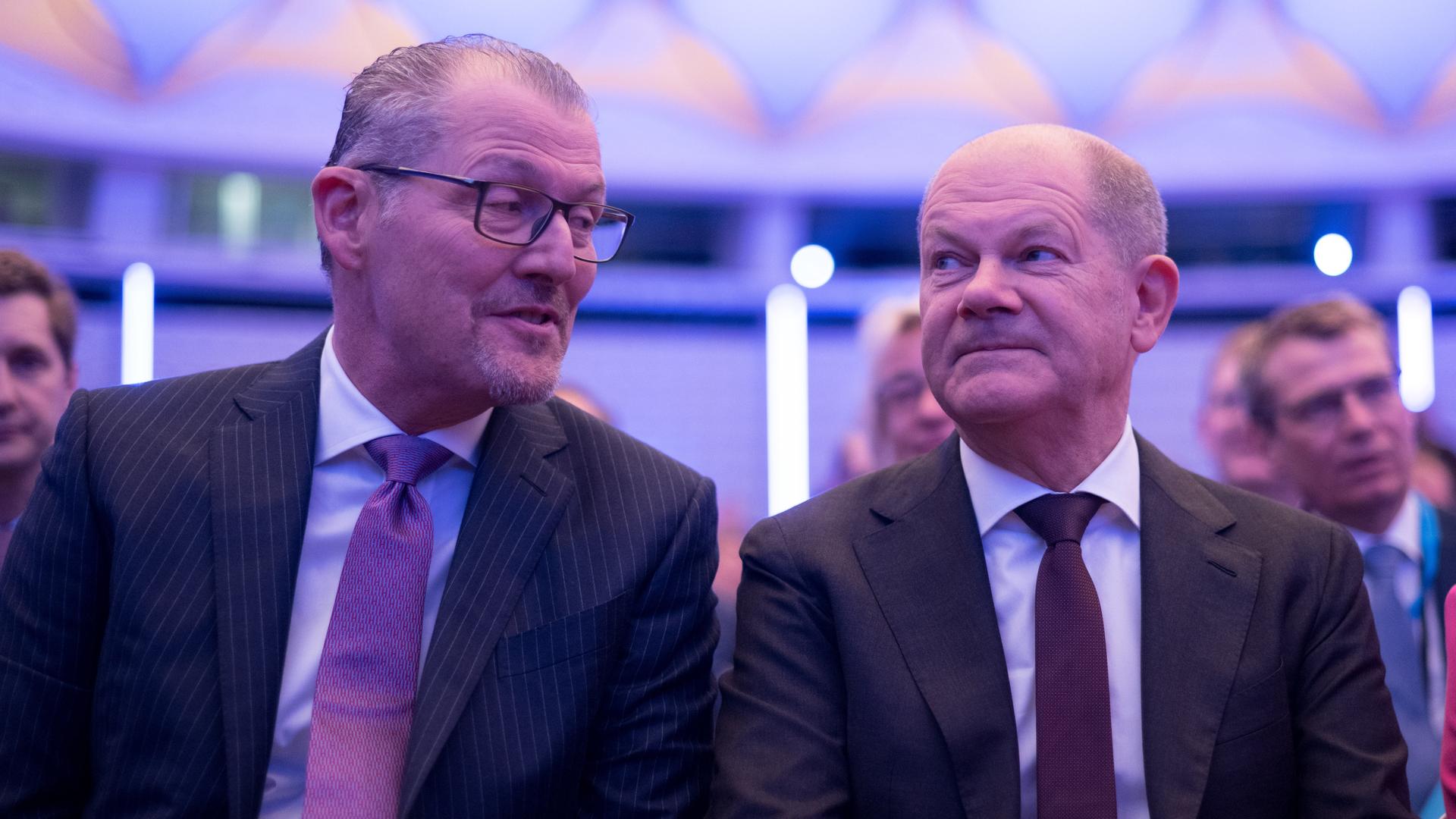 Rainer Dulger (l), Präsident der Bundesvereinigung der Deutschen Arbeitgeberverbände, und Bundeskanzler Olaf Scholz (SPD) sitzen nebeneinander beim Deutschen Arbeitgebertag in Berlin.