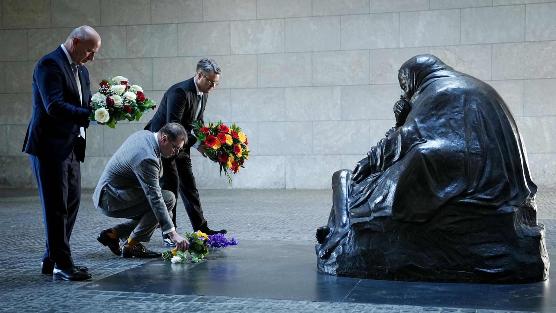 Berlin: Kai Wegner (l-r, CDU), Berlins Regierender Bürgermeister, Oleksii Makeiev, Botschafter der Ukraine in Deutschland, und Tobias Lindner (Bündnis 90/Die Grünen), Staatsminister im Auswärtigen Amt, legen in Erinnerung an das Ende des 2.Weltkriegs Blumen in der Neuen Wache nieder. Berlin: Kai Wegner (l-r, CDU), Berlins Regierender Bürgermeister, Oleksii Makeiev, Botschafter der Ukraine in Deutschland, und Tobias Lindner (Bündnis 90/Die Grünen), Staatsminister im Auswärtigen Amt, legen in Erinnerung an das Ende des 2.Weltkriegs Blumen in der Neuen Wache nieder.