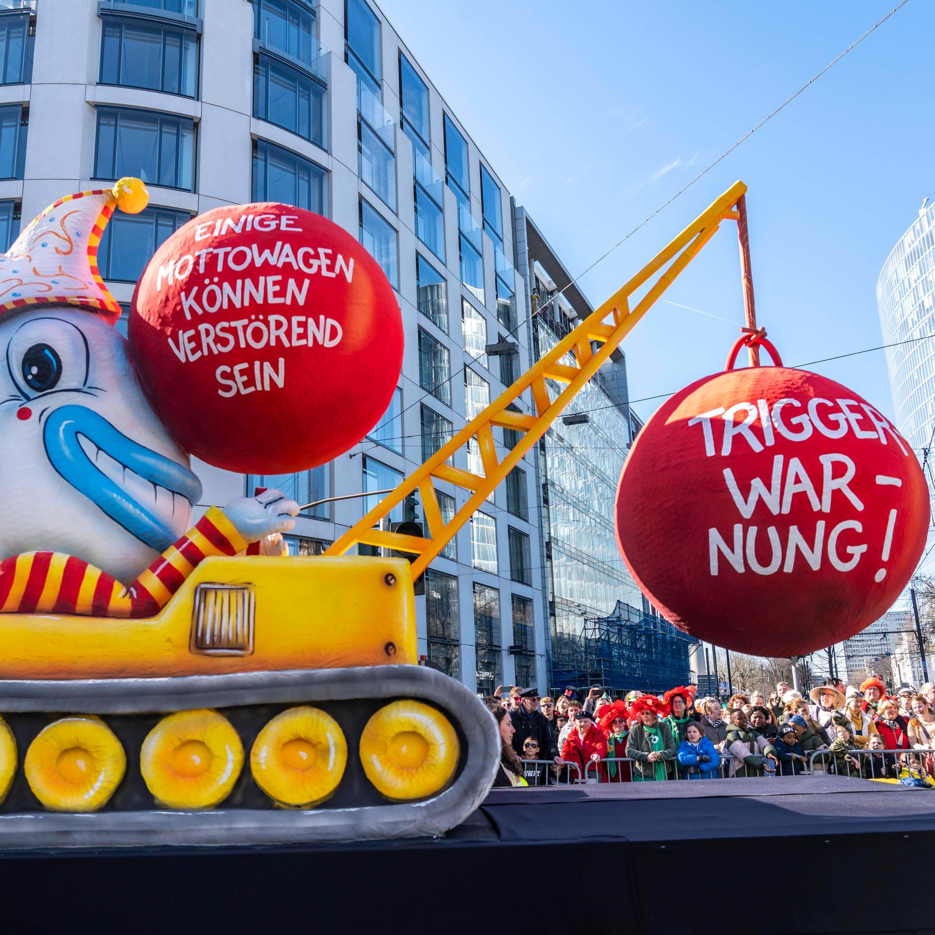 Mottowagen mit Triggerwarnung beim Rosenmontagszug in Düsseldorf