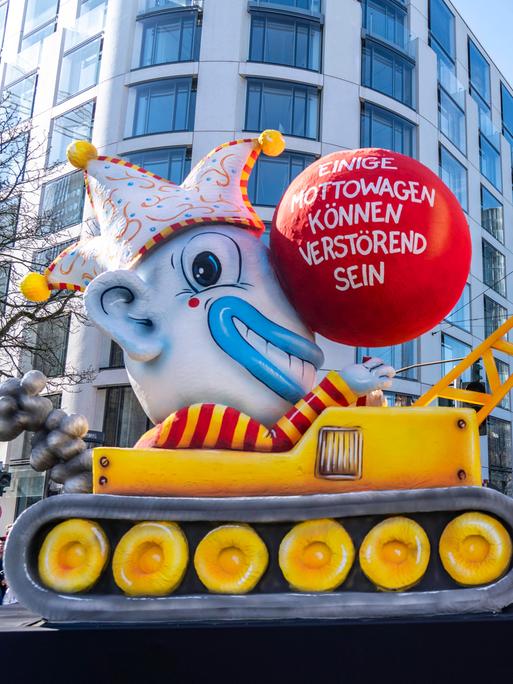 Mottowagen mit Triggerwarnung beim Rosenmontagszug in Düsseldorf Mottowagen mit Triggerwarnung beim Rosenmontagszug in Düsseldorf