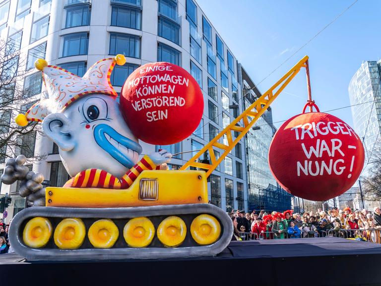 Mottowagen mit Triggerwarnung beim Rosenmontagszug in Düsseldorf Mottowagen mit Triggerwarnung beim Rosenmontagszug in Düsseldorf